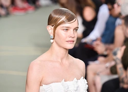 Наталья Водянова снова в строю: модель на показе Givenchy