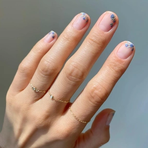 Маникюр в школу: 10 нежных идей для коротких ногтей💅