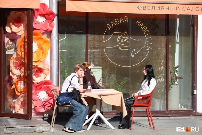 Но молодые люди продолжают оккупировать кафешки | Источник: Владислав Лоншаков / E1.RU