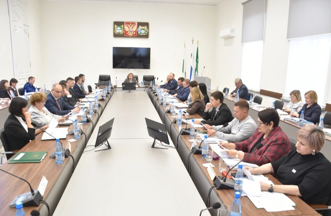 Больше всего средств выделяется на работу депутатов и госслужащих в Кургане и Кетовском округе | Источник: сайт Курганской городской думы