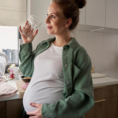 Сколько конкретно стаканов воды нужно выпивать беременной летом