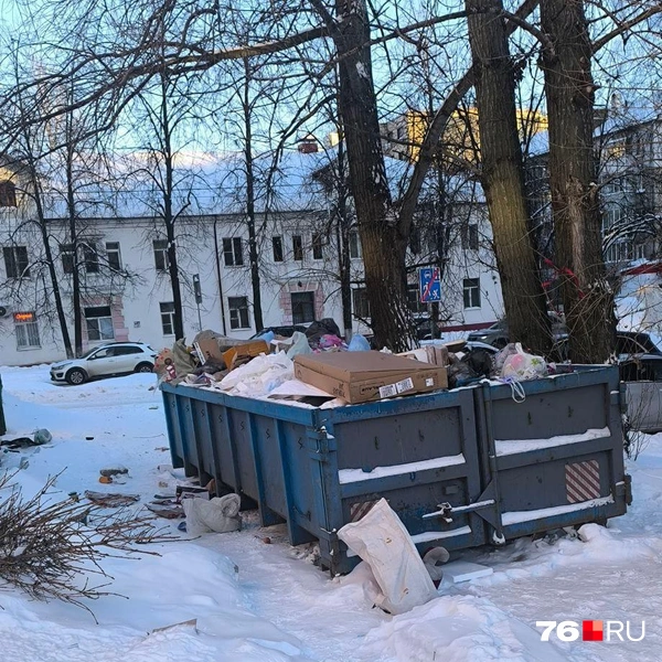 Огромный бак стоит посреди двора | Источник: читатели 76.RU