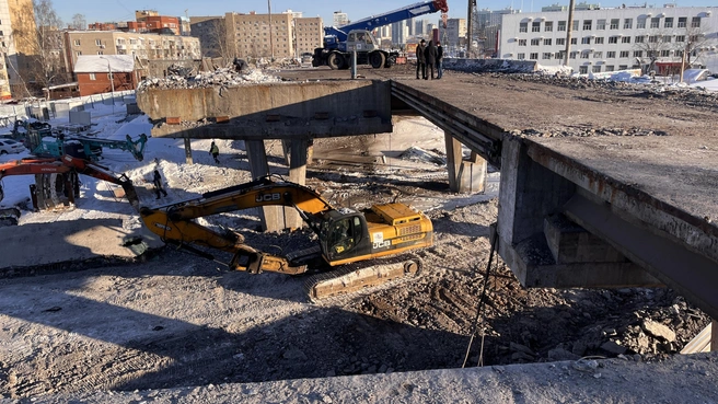 На одном из пролётов путепровода половины ширины дороги уже нет | Источник: пресс-служба Министерства транспорта Пермского края