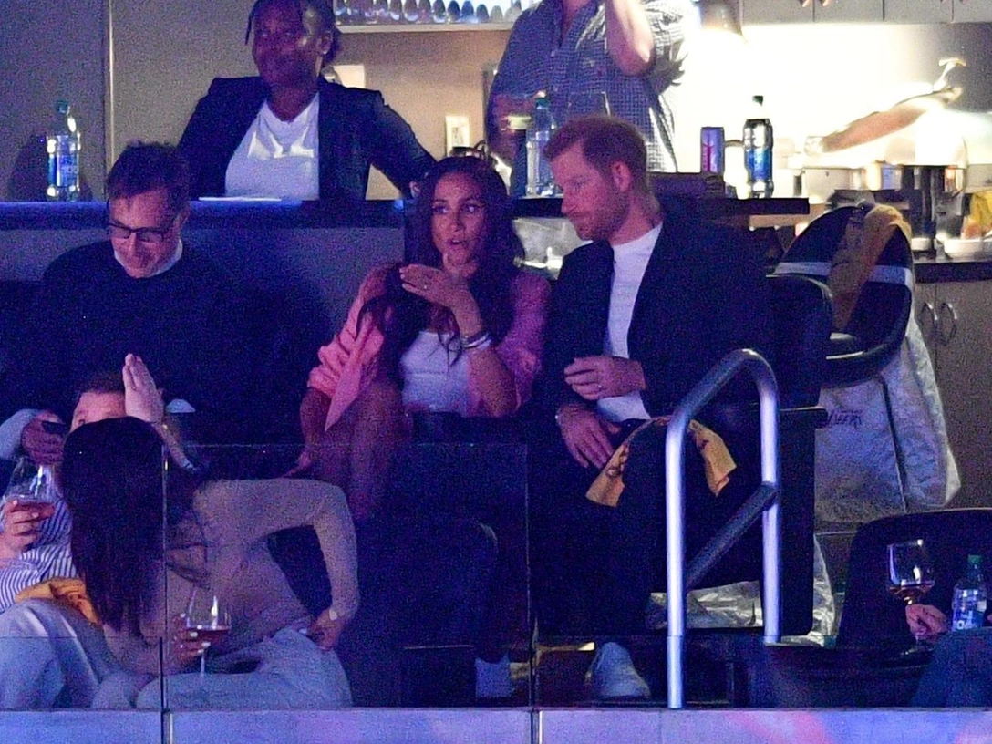 Меган и Гарри на баскетбольном матче Los Angeles Lakers и Memphis Grizzlies в Лос-Анджелесе, 24 апреля 2023 | marieclaire.ru