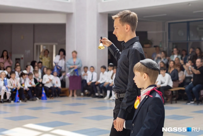 Последний звонок прозвенел | Источник: Кирилл Башинский / NGS55.RU