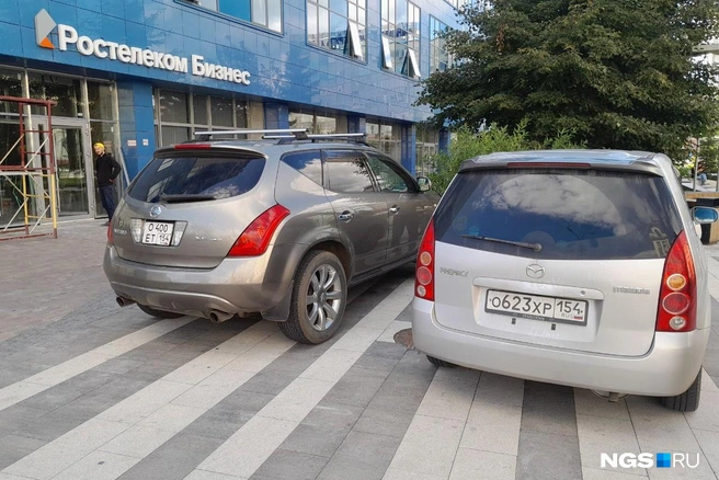 Судя по всему, парковаться здесь автохамы не перестанут никогда | Источник: читательница НГС Антонина