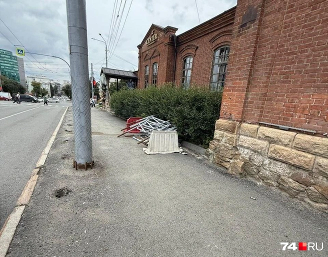 Если раньше спиливали только одну секцию забора, то сейчас решили убрать его весь | Источник: читатель 74.RU