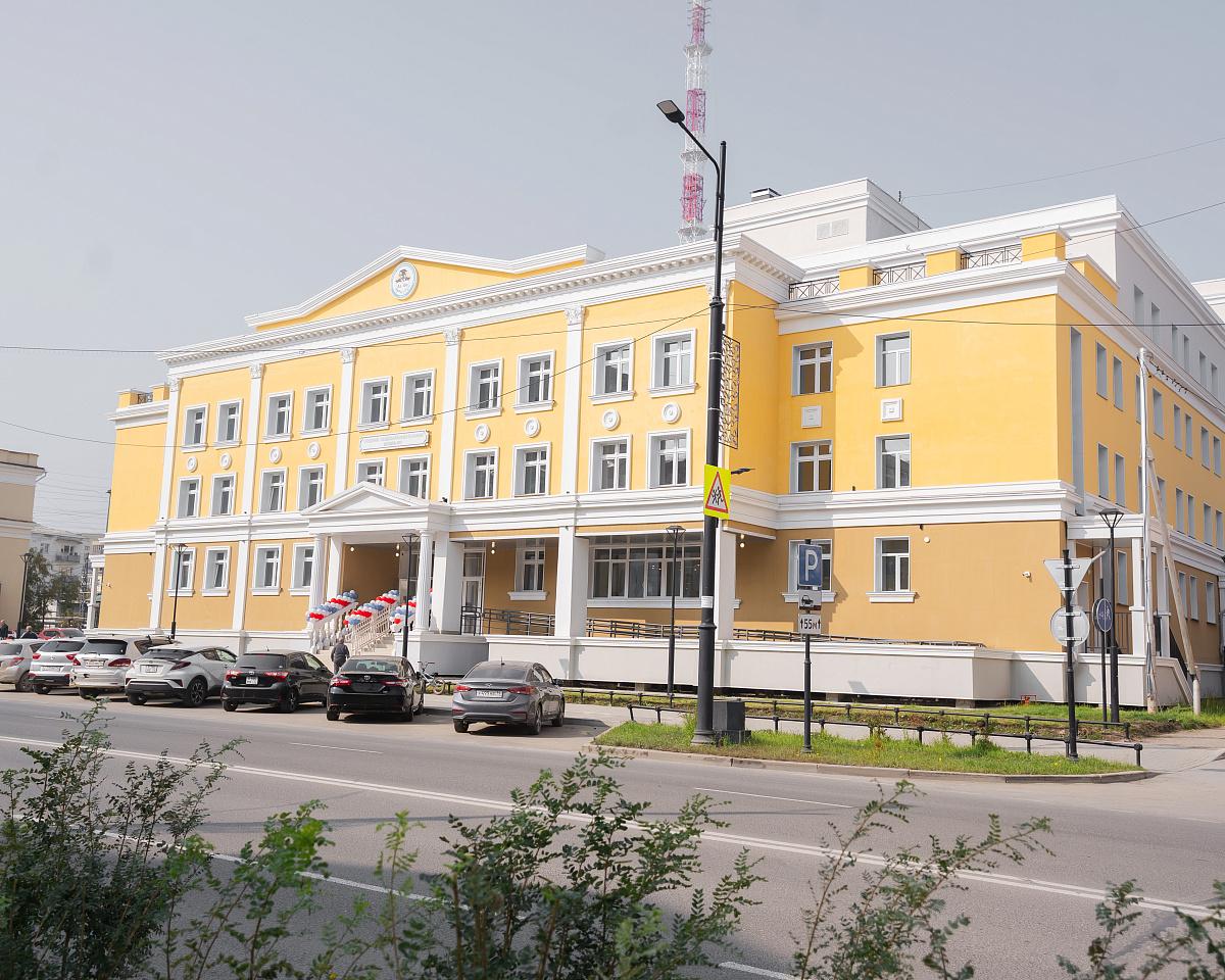 Директора школы уволили в Якутске из-за ее отказа принимать здание школы с косяками. Стресс довел е…