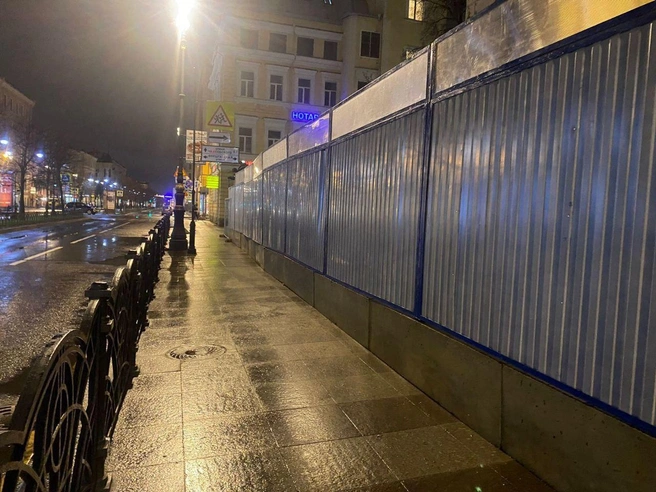 У «Чернышевской» снова можно ходить по тротуару. Возможностью пользуются не все | Источник: Метрострой Северной Столицы