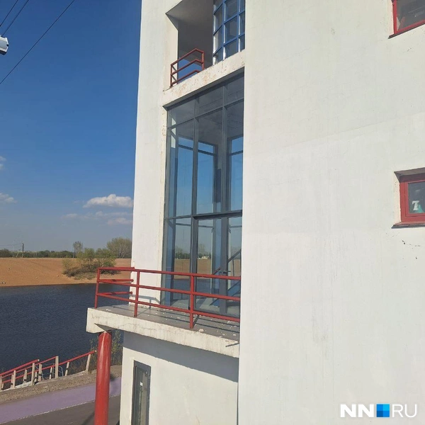 Здесь сильно осыпается штукатурка | Источник: Валерия Коростелева / NN.RU