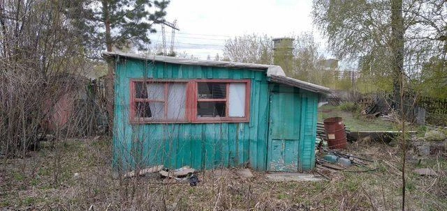 Этот домик вмещает в себя две комнаты и кладовку. Хозяин отдает его почти даром, а беженцев и вынужденных переселенцев и вовсе готов пустить бесплатно (на первые два месяца) | Источник: avito.ru