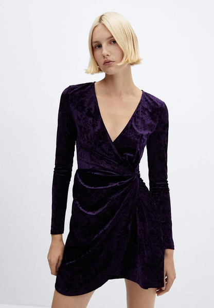 Фиолетовое платье с глубоким вырезом