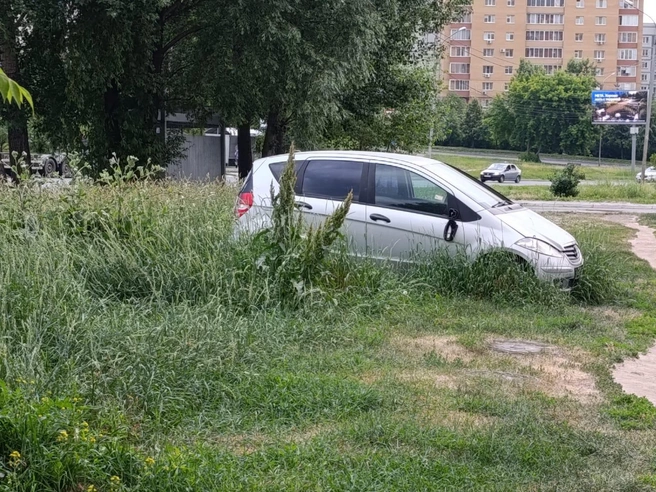 Местные жители пытаются добиться эвакуации автомобиля с лета 2025 года | Источник: читатель НГС