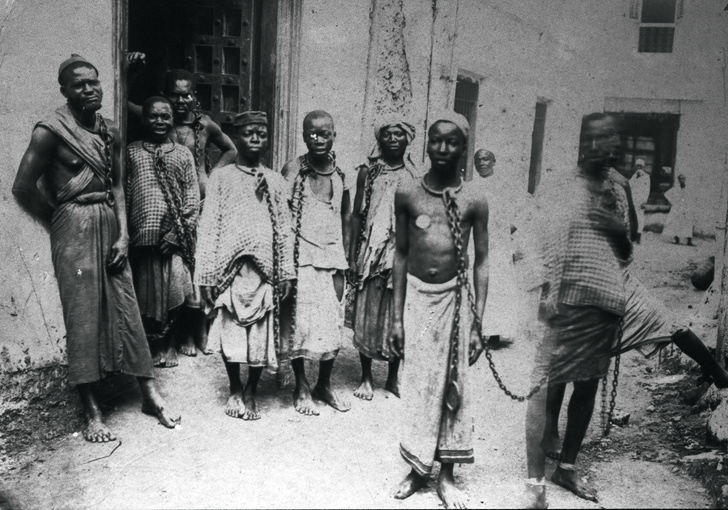Рабы в цепях на Занзибаре. 70-е годы XIX века