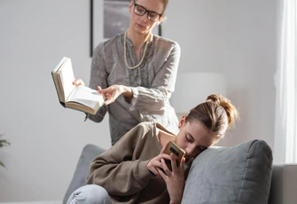 «Не хочу жить с дочерью-подростком: она курит, пьет, матерится и прогуливает школу. Одной мне будет лучше»