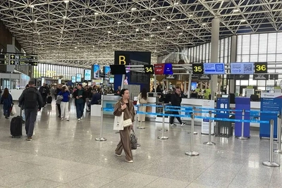 Угроза атаки снята, аэропорт Сочи закрыт: что происходит с пассажирами