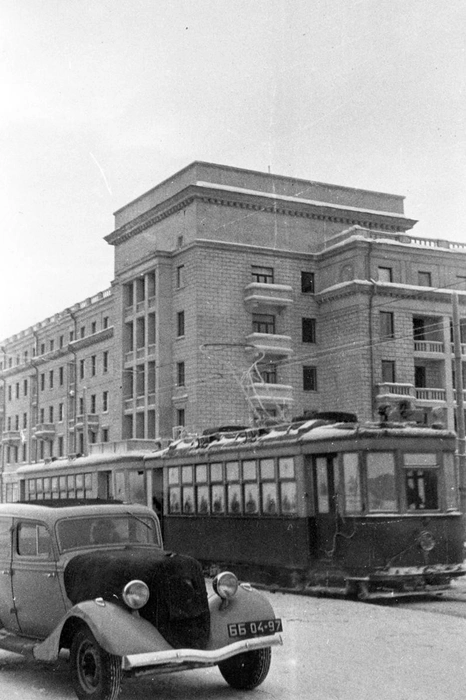 Здание гостиницы «Башкирия» в конце 1930-х — начале 1940-х годов | Источник: Центральный госархив кинофотодокументов СССР, Ааре Оландер, Тransphoto.org