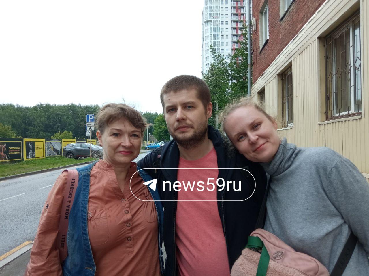Пять часов ожидания у ворот СИЗО: суд освободил создателя пермской «Фобошной» — видео, как его встретила семья