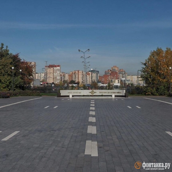 Площадка как бы отсылает к армейскому плацу и, может быть, к взлетной полосе | Источник: Михаил Огнев / FONTANKA.RU