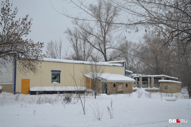 Когда-то здесь кипела жизнь: в строениях располагались кафе, тир, аттракционы | Источник: Анастасия Баринова / 56.RU