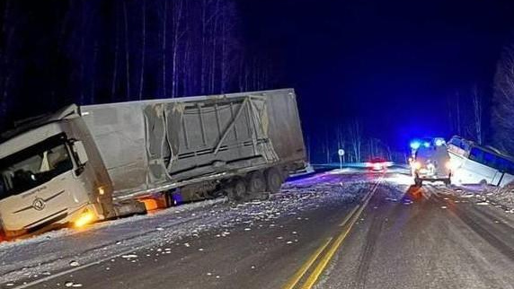 Фура врезалась в автобус с пассажирами на красноярской трассе — обе машины вылетели в кювет