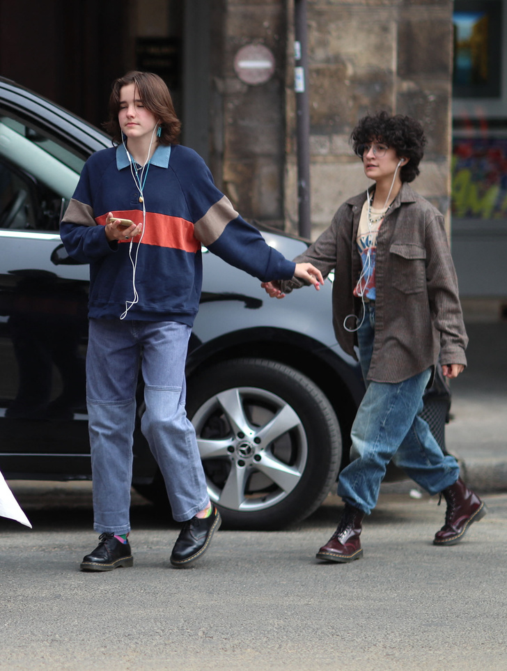 Медовый месяц: Джей Ло и Бен Аффлек гуляют по Парижу с дочерьми Эммой и Серафиной