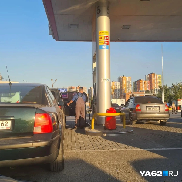 Рязанцы тоже заливают топливо в канистры и для этого ставят их в салон автомобиля | Источник: Светлана Коновалова / YA62.RU