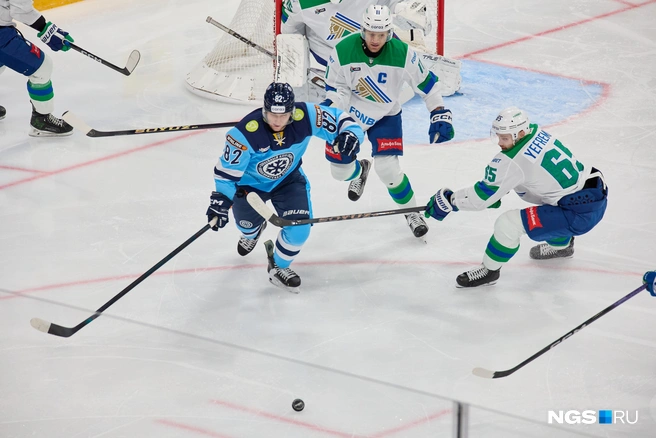 На игре соперники открыли счет — 0:1 | Источник: Александр Ощепков / NGS.RU