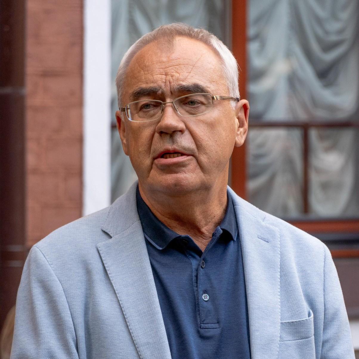 <p>Олег Жаров</p>