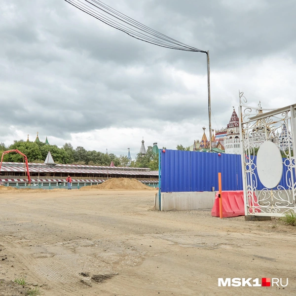 Часть площадки огородили строительным забором | Источник: Дмитрий Толстошеев / MSK1.RU