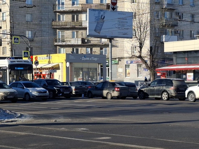 Столкновение двух машин привело к пробкам, полностью перекрывшим движение на нескольких улицах. | Источник: Тимофей Крылов / V1.RU