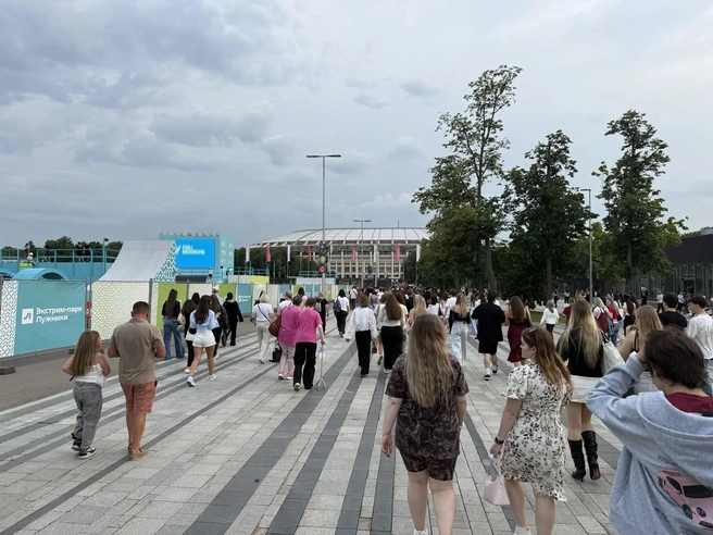 Еще одно фото спешащих людей | Источник: Анастасия Власова / Стархит