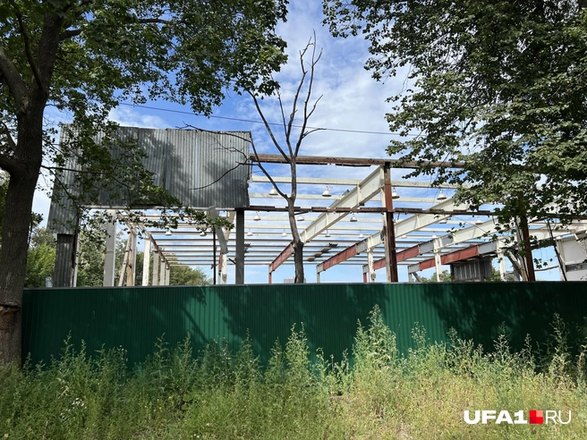 Стадион в октябре обнесли забором | Источник: Андрей Бирюков / UFA1.RU