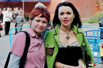 Ирина сфотографировалась с актрисой Анастасией Заворотнюк в далеком 2005 году. Артистка приезжала в Пермь на открытие торгово-развлекательного центра  | Источник: Ирина Тропина 