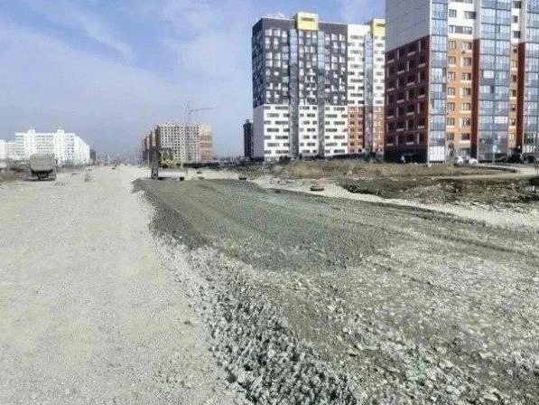 На участке выполнен комплекс подземных и земляных работ, а также укрепление основания и укладка щебня. | Источник: Читательница НГС