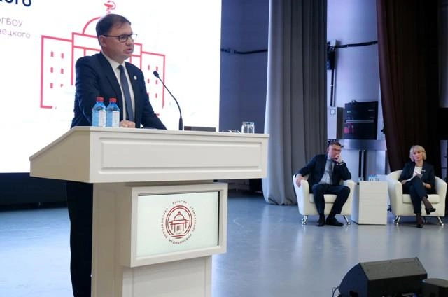 В октябре 2024 года ректор Алексей Протопопов представлял коллективу программу развития КрасГМУ. К этому моменту, как следует из приговора, неофициальную кассу пополняли уже три с половиной года | Источник: kraszdrav.ru