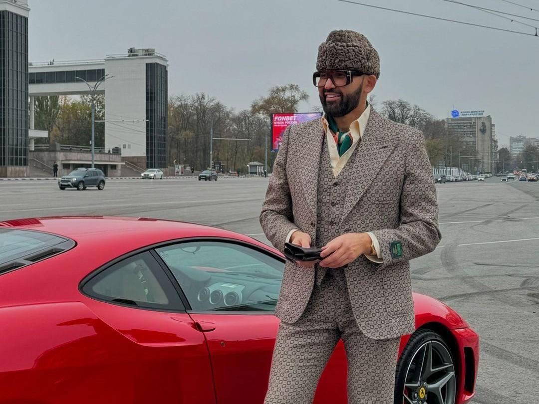 «Моя улыбка, костюм от Gucci и яркое авто»: на чьей Ferrari рассекает самый улыбчивый ростовский бизнесмен