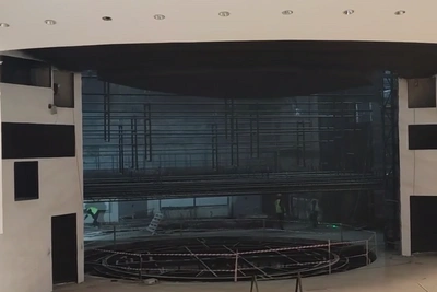 Video emerges from Omsk Youth Theater with delayed opening