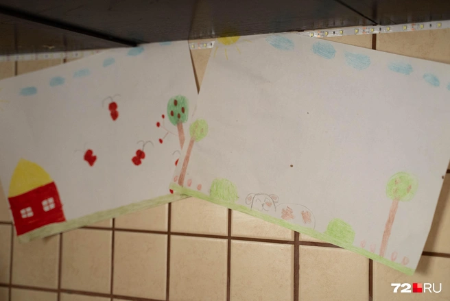 В доме всё еще висят детские рисунки | Источник: Илья Чикотин / 72.RU