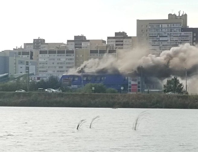 Пожар на Эрвье, 9 строение 3 в Тюмени | Источник: читатель 72.RU