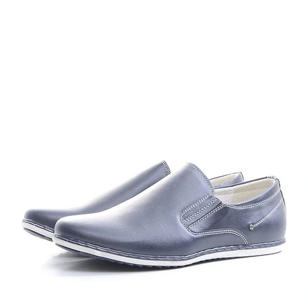 Туфли — скучно, мокасины — слишком смело, а вот вместе эти фасоны рождают просто идеальный вариант для школьных будней! 1290 руб.