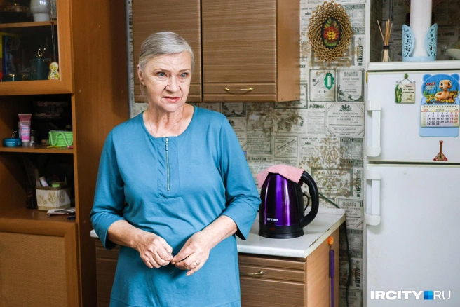 А вот и наша собеседница&nbsp;— Людмила Михайловна. В ее квартире царят чистота и уют. Видно, что каждая деталь в ее скромном жилье сделана с любовью | Источник: Ксения Филимонова / «ИрСити»