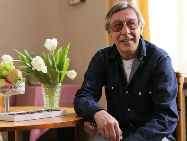 Ефремов, кажется, пришел в себя, и вернулся сразу на сцену, на съемки и на футбольный стадион | Источник: кадр из телесериала «Следователь Тихонов» (12+), реж. Сергей Снежкин, Эдуард Оганесян, киностудия «Ленфильм», 2016 год