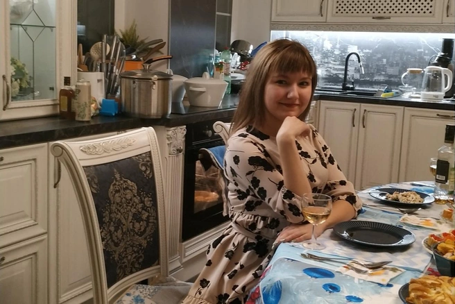 Это фото было сделано весной. Примерно так девушка выглядит сейчас. По словам знакомой девушки, отличается длина волос — они короче | Источник: Аделина Алексеева / Vk.com