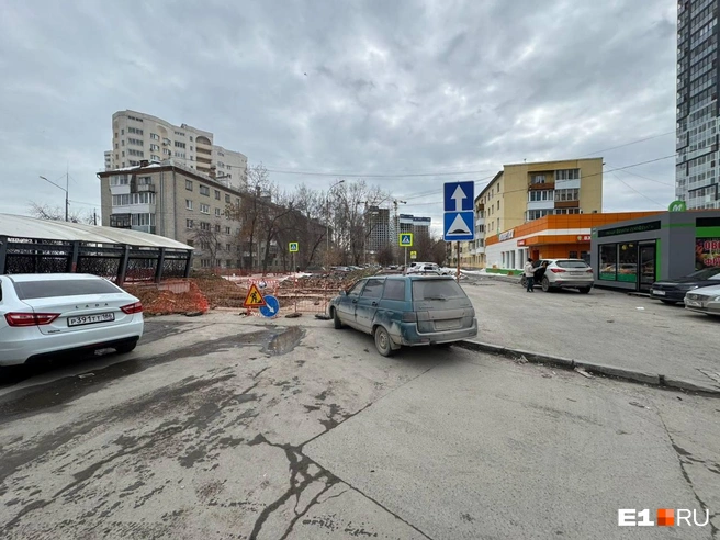Женщина проехала справа от знаков «Дорога с односторонним движением» и «Искусственная неровность» | Источник: читатель E1.RU