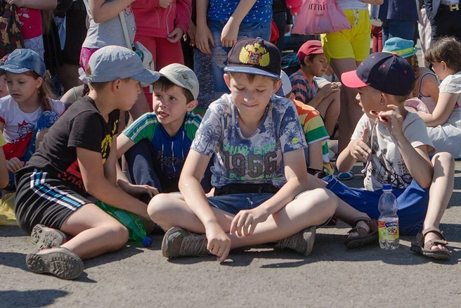 Воспитанники детского лагеря ждут начала митинга | Источник: Анна Хвостова