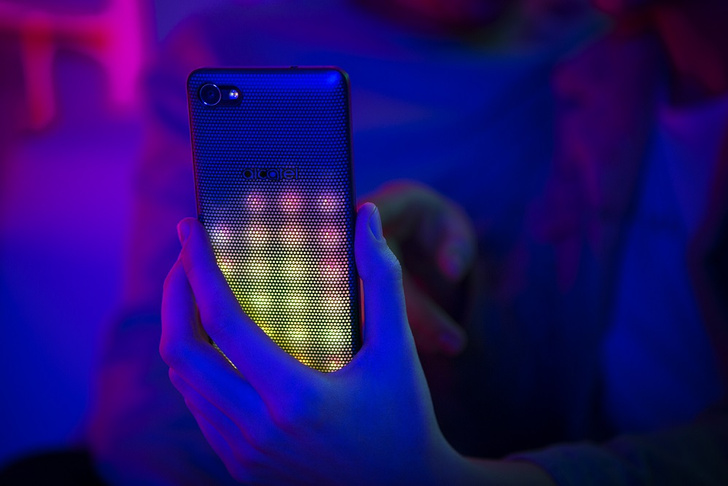 Фото №1 - Зажигательный смартфон: новый Alcatel A5 LED