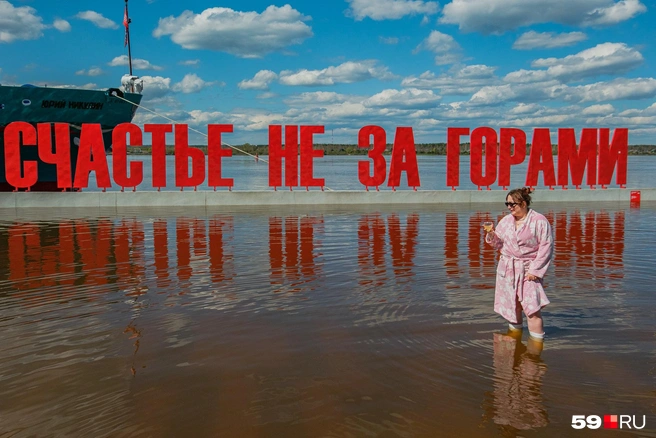 На это фото попал момент, когда журналистка чуть не уронила бокал — это видно по ее лицу | Источник: Тимофей Калмаков / 59.RU