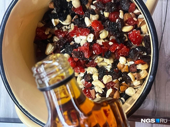 К утру, когда орехи и сухофрукты пропитаются жидкостью и станут мягче, можно приступать к приготовлению теста | Источник: Анна Скок / NGS.ru
