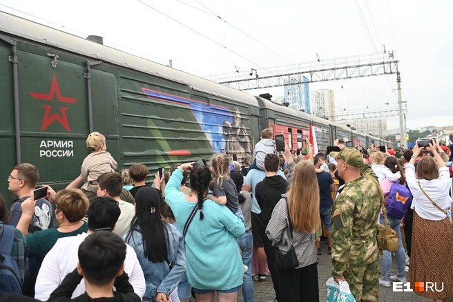 Толпы окружили военный поезд «Единство в памяти. Сила в подвиге!» | Источник: Дмитрий Емельянов / E1.RU